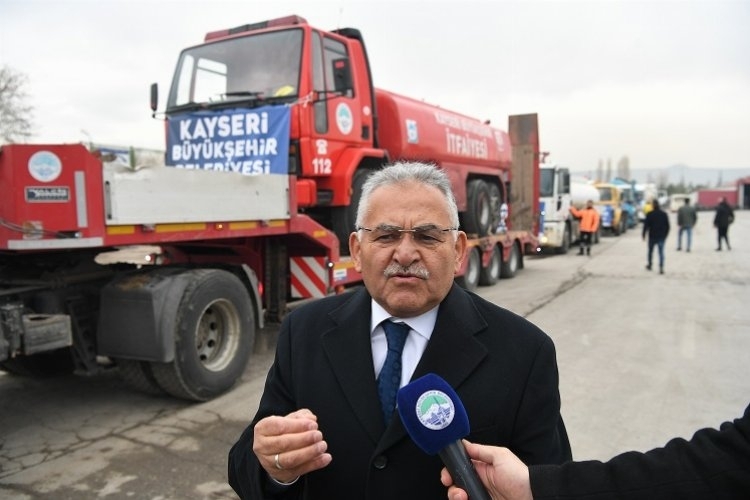 Kayseri Büyükşehir Belediyesi, Şanlıurfa'ya Destek için 11 Araç ve 23 Personel Gönderdi
