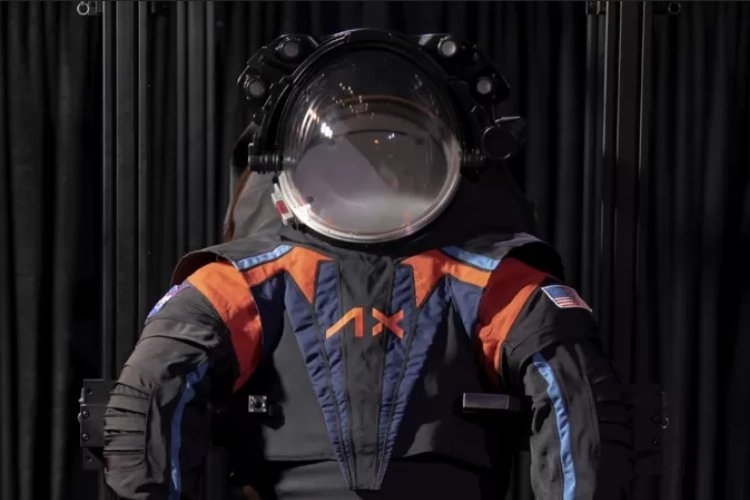 Kadın astronotlar için uygun yeni uzay kıyafeti tanıtıldı
