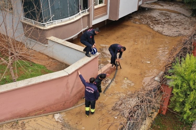 Yağışlar Gaziantep'te Etkisini Gösterdi: Konut, İş Yeri ve Garajlar Sular Altında Kaldı
