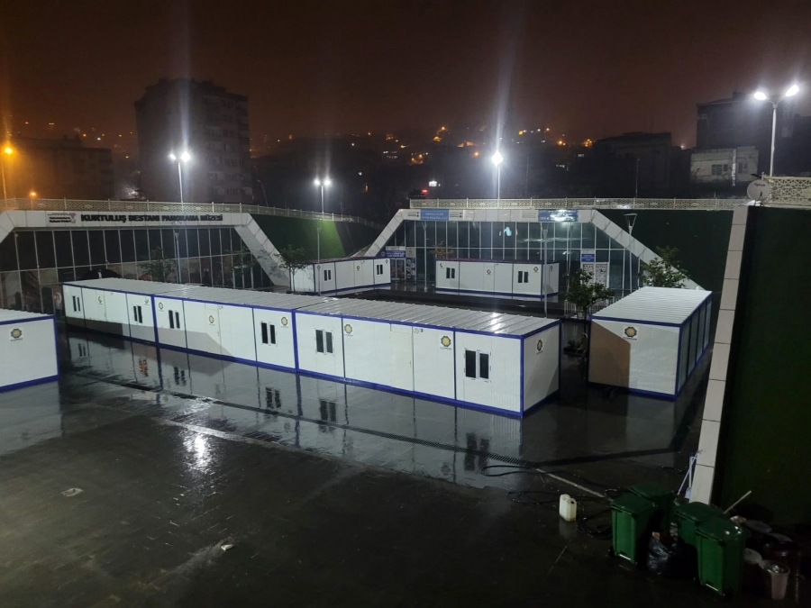 Büyükşehir Belediyesi Kahramanmaraş'ta Ticari Hayatı Normale Döndürmek İçin Konteynerler Kuruyor
