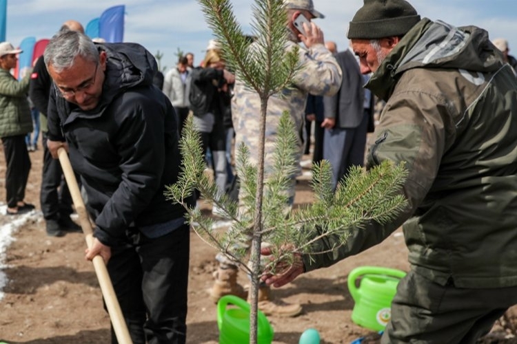 Kütahya'da ″6 Şubat Deprem Şehitleri Ormanı″ için fidanlar toprakla buluşturuldu.