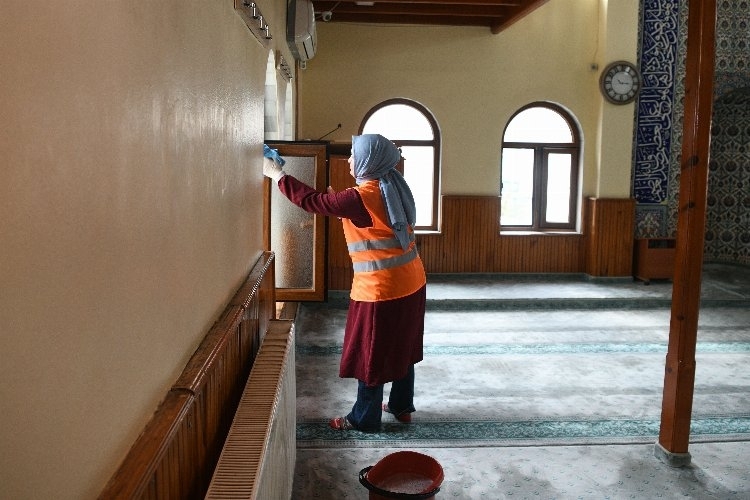Çayırova'da camilerde Ramazan temizliği