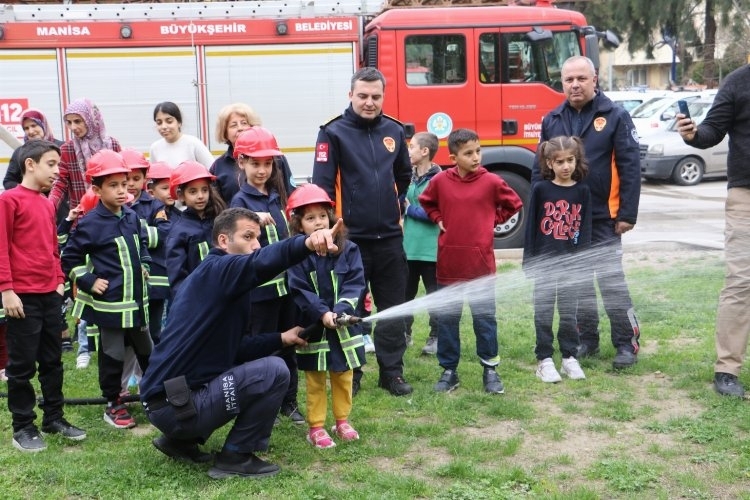 Afetzede çocukları Manisa İtfaiyesi ağırladı