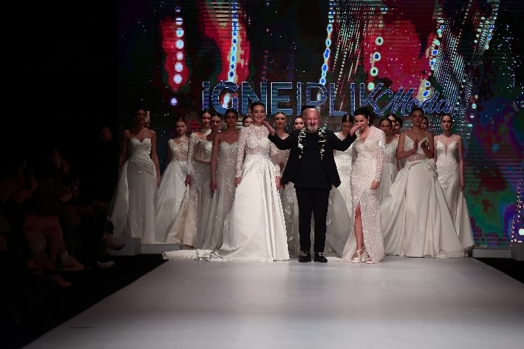 Gülce Lale sıra dışı sunumuyla İzmir Fashion Week'te damatlık defilesine çıktı
