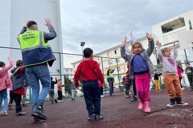 Adıyamanlı çocuklara Hentbol Gönüllü Timi'nden moral