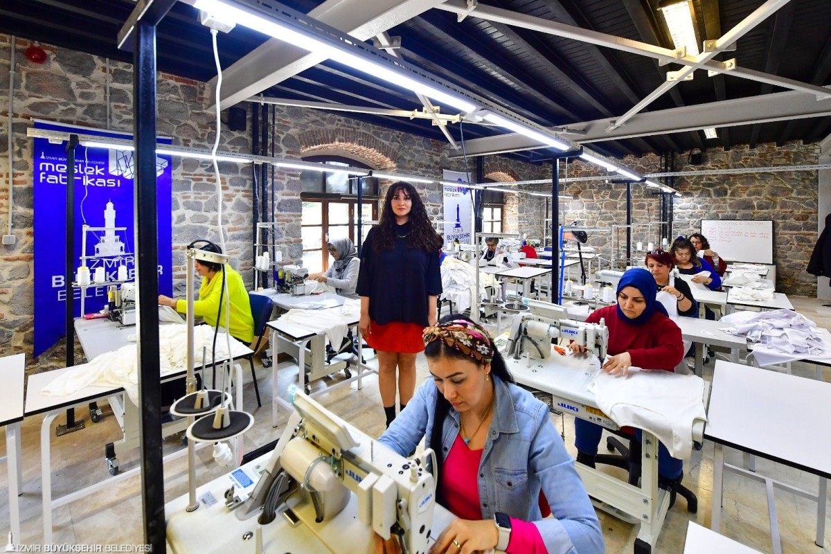 İzmir Büyükşehir Belediyesi, depremzedelere yardım etmek için iç çamaşırı üretimi başlattı
