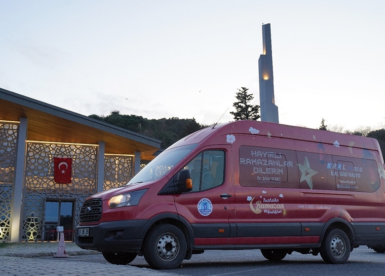 Tuzla Belediyesi 15 Temmuz Şehitler Köprüsü ve Fatih Cami’sinde iftariyelik dağıttı.