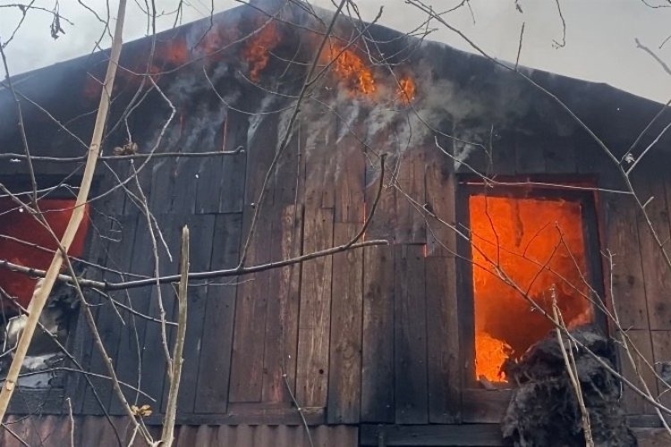 Düzce'de İki Katlı Ahşap Prefabrik Yapıda Yangın Çıktı