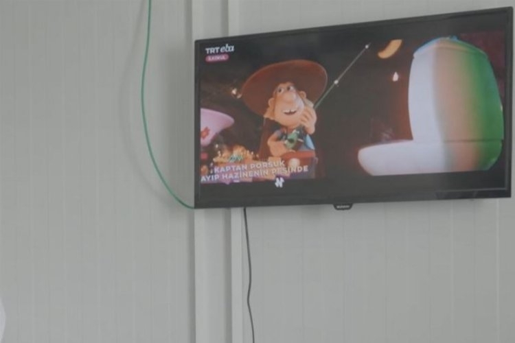 Konteynerlerdeki öğrenciler, Milli Eğitim Bakanlığı'nın televizyon kurulumu sayesinde eğitimlerine aralıksız devam ediyor.
