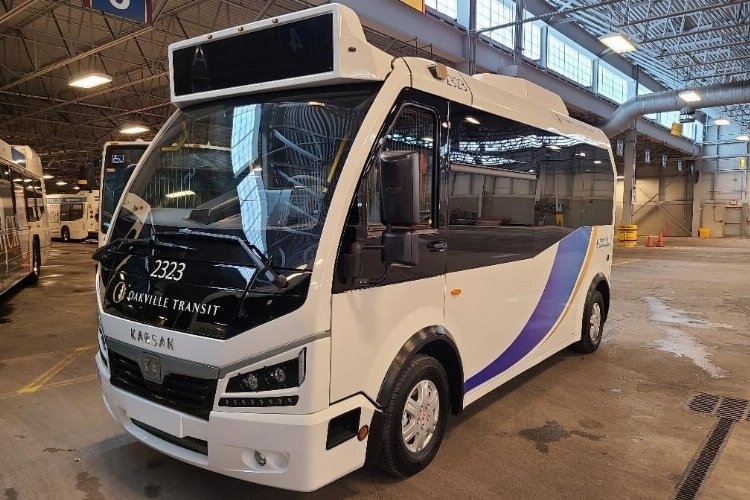 Kuzey Amerika'da Hız Kesmeden Büyüyen Karsan, Oakville'e 15 Elektrikli Minibüs Teslim Etti.
