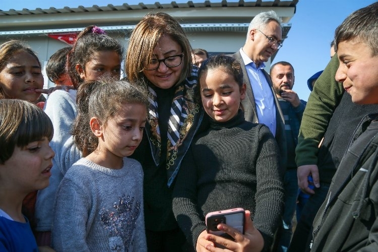 Fatma Şahin, depremzedelerin ihtiyaçlarını gidermek için sahada
