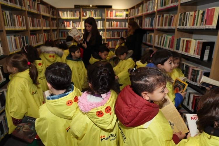 Minik öğrenciler İzmit Belediyesi Leyla Atakan Şehir Kütüphanesini ziyaret etti