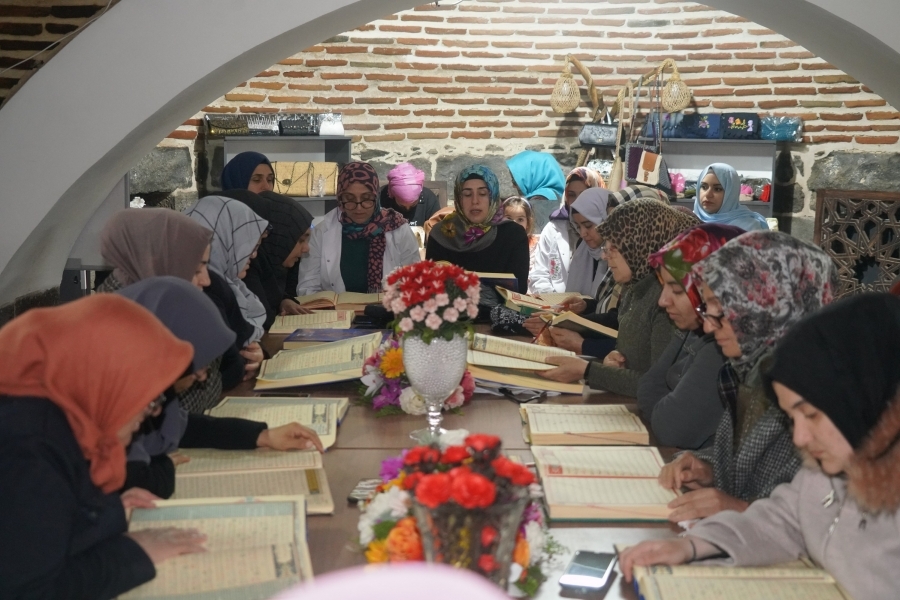 Diyarbakır'da Depremde hayatını kaybedenler için hatim okunuyor