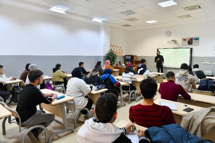 Eğitimde eşit fırsatlar için Ankara Büyükşehir Belediyesi'nden YKS hazırlık kursu
