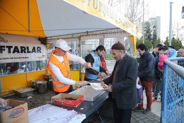 Gaziantep Büyükşehir Belediyesi, Ramazan Çadırları ile Vatandaşları Ağırlıyor




