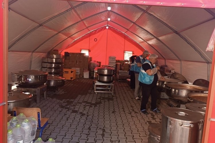Manisa Büyükşehir Belediyesi depremzedelere iftar ve sahurda sıcak yemek ve kahvaltı ikramında bulunuyor

