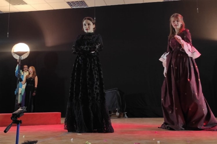  Zeki Müren Güzel Sanatlar Lisesi Tiyatro Bölümü Shakespeare Kolajı Oyunuyla İlk Başarısını Kutladı