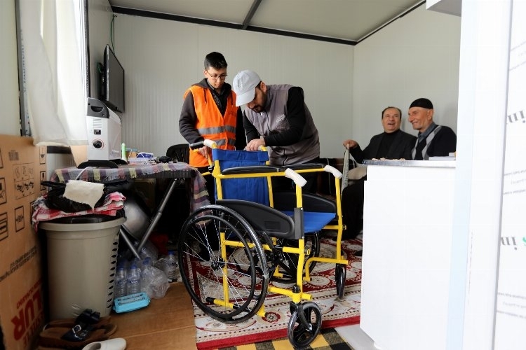 Gaziantep'te depremzedelerin medikal ihtiyaçları onarılıyor