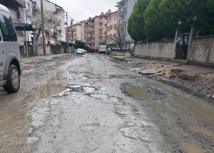 Alt yapı çalışmaları sebebiyle Dilmen Mahallesi yolları kullanılamaz hale geldi.
