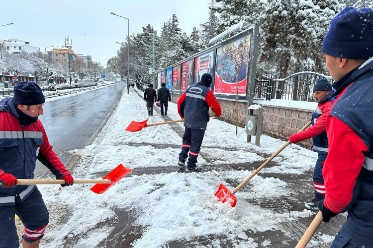 Belediye Başkanı Savran, Karla Mücadele Ekiplerini Takip Etti
