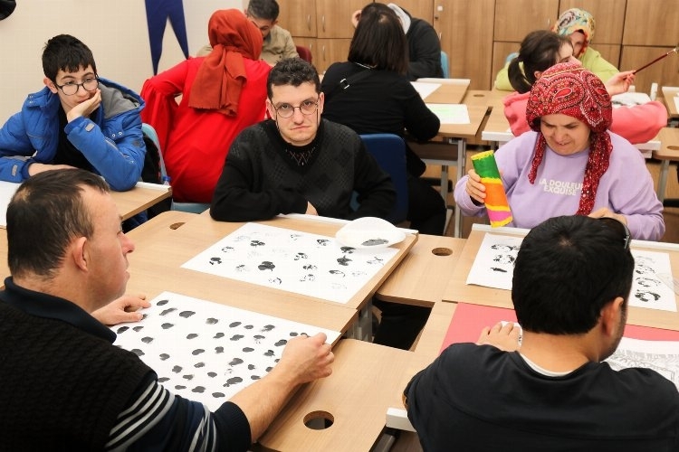 Sakarya Büyükşehir Belediyesi Engellilere Özel Sanat Etkinliği Düzenledi
