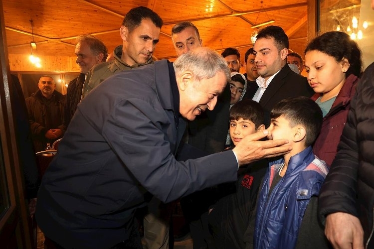 Bakan Akar, Mehmetçik ve depremzedelerle Ramazan iftarında buluştu.
