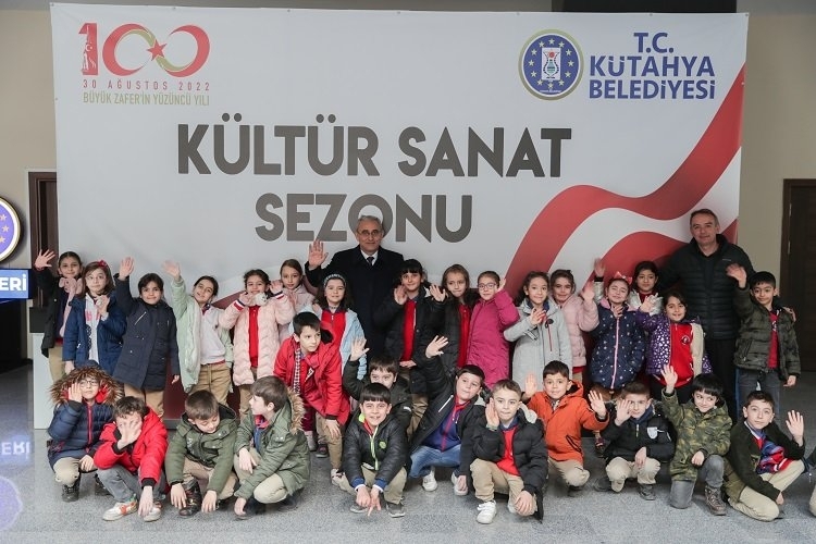 Başkan Işık çocuklarla tiyatro izledi