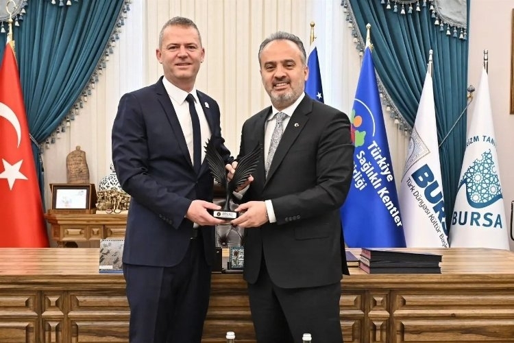 Bursa'da tarihi binada gerçekleşen ziyarette ARNİAD projeleri konuşuldu.

