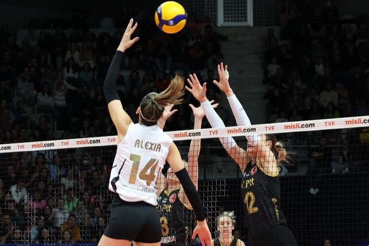 VakıfBank PTT'yi 3-0 yenerek ligdeki galibiyet sayısını 19’a çıkarttı. 