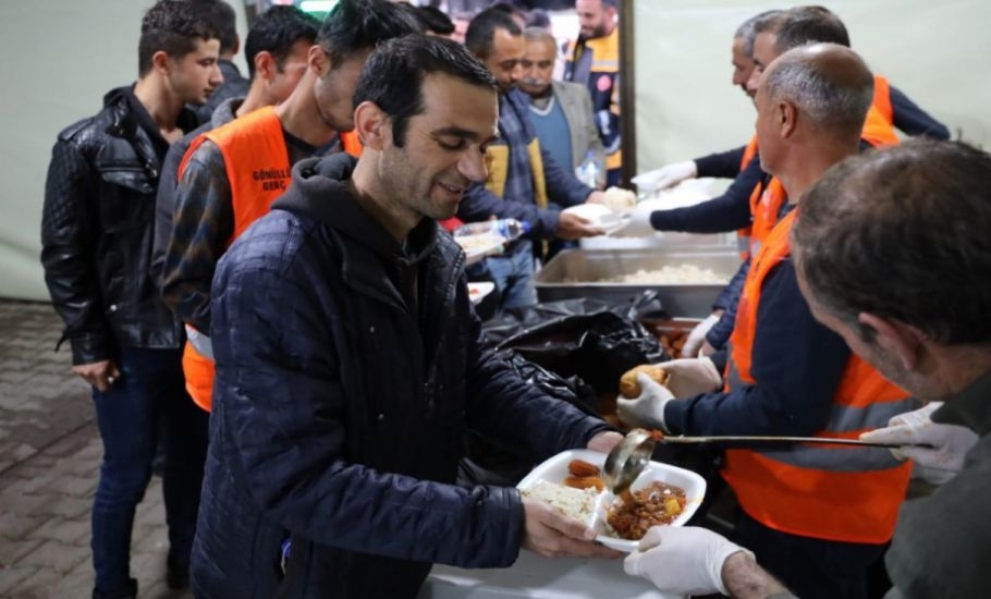 Başkan Beyazgül yemek sırasına girerek Hilvanlılarla birlikte iftar yaptı.
