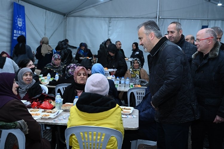 Bursa Büyükşehir Belediye Başkanı Alinur Aktaş Emirsultan'da oruç açtı