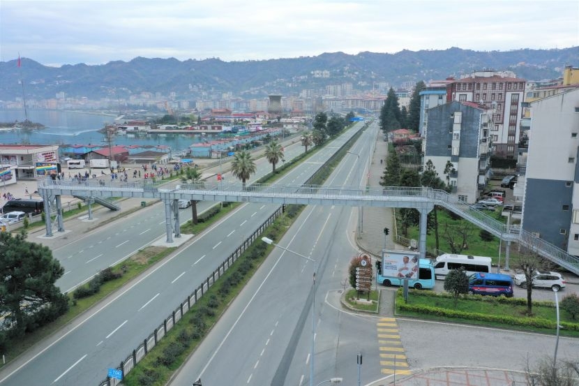 RİZE BELEDİYESİ OTOGAR KAVŞAĞINDAKİ YENİ ÜST GEÇİTİ TAMAMLADI