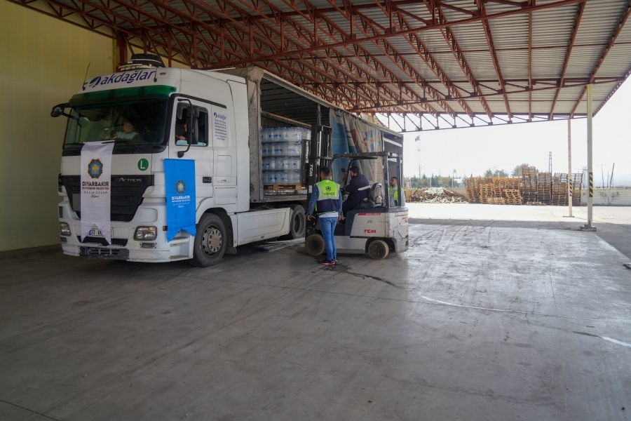 Büyükşehir Belediyesi Adıyaman’a 25 bin şişe içme suyu gönderdi.



