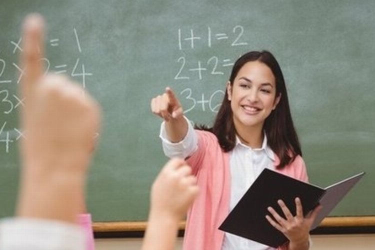 Kadrolu öğretmenlere il içinde isteğe bağlı yer değişikliği hakkı verildi