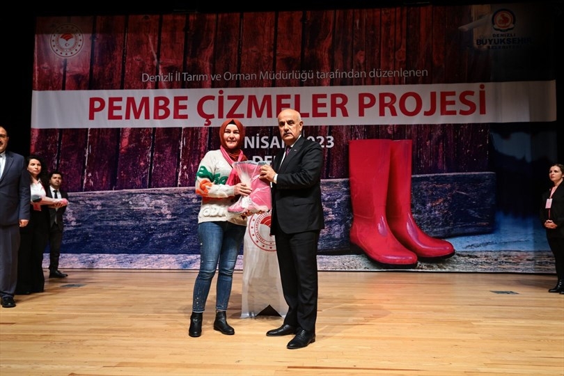 Denizli Büyükşehir’den Pembe Çizmeler’e destek