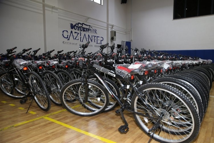 Gaziantep'te Üretilen Bisikletler İhtiyaç Sahiplerine Hediye Ediliyor



