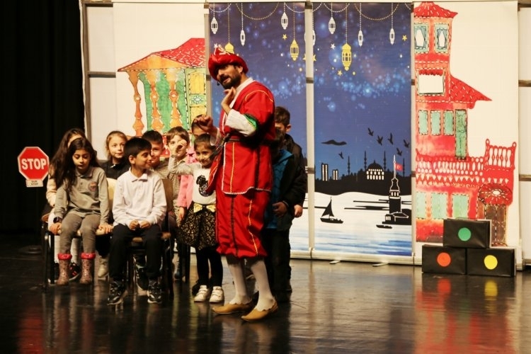 Karagöz ve Hacivat gölge oyunu, Rize'de trafik eğitim savaşında

