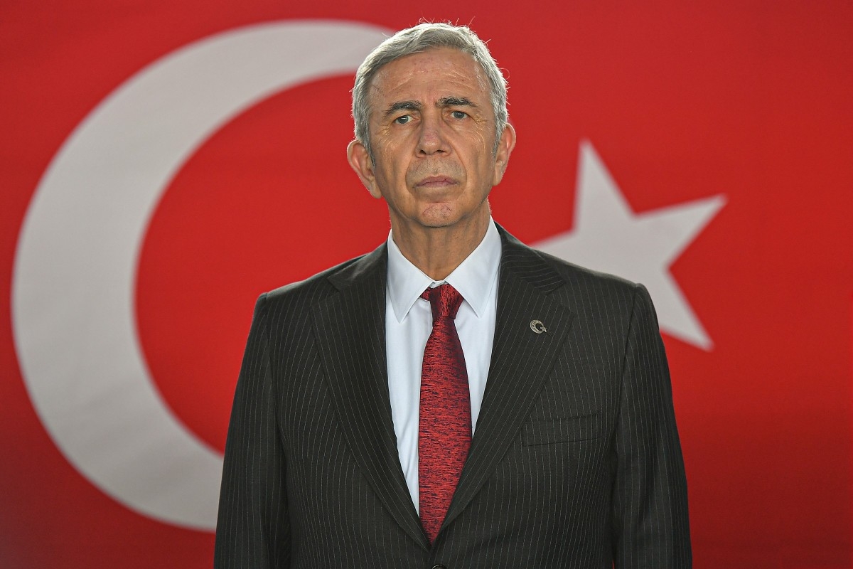 BAŞKAN YAVAŞ DEPREM BÖLGELERİNDE ÇALIŞAN İTFAİYE PERSONELİNE TAKDİR BELGESİ VERDİ
