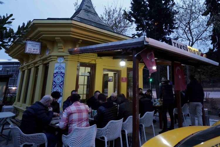 Büyükşehir Belediye Başkanı Büyükakın,Taksi durağında oruç açtı