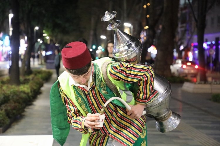 Büyükşehir Belediyesi, İftar sonrası şerbet ikramı yapıyor