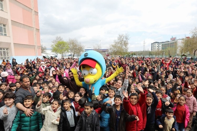 Büyükşehir Belediyesi, afetzede çocukları çeşitli sinema etkinlikleriyle bir araya getiriyor.