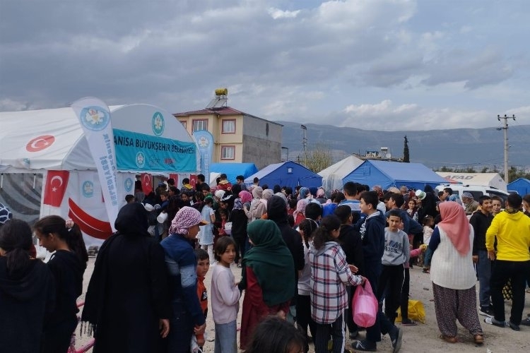 Manisa Büyükşehir afet bölgesinde vatandaşların yanında