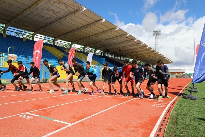 Ağrı'da düzenlenen Kurtuluş Koşusu'nda sporcular kıyasıya mücadele etti
