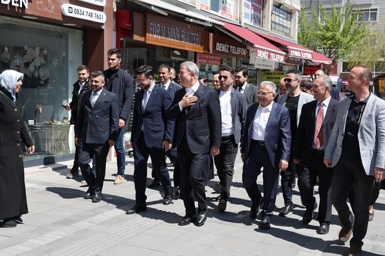 Bakan Akar ve Başkan Büyükkılıç ile birlikte esnaf ziyareti yaptı.