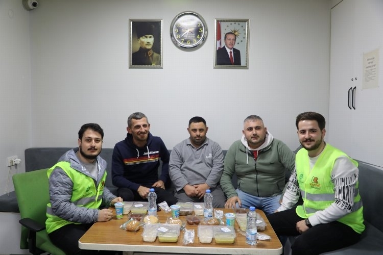 Büyükşehir Taksici esnafına iftar yemeği  dağıtımına devam ediyor