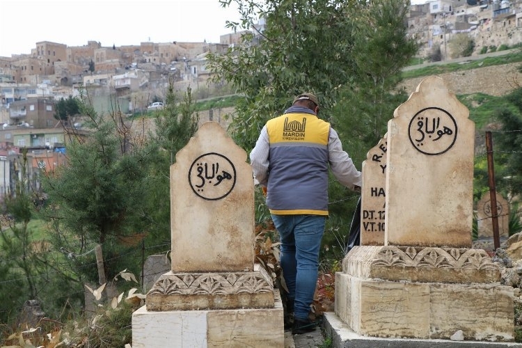 Mardin'de Ramazan Bayramı öncesi mezarlıklarda bakım ve temizlik çalışması başladı.