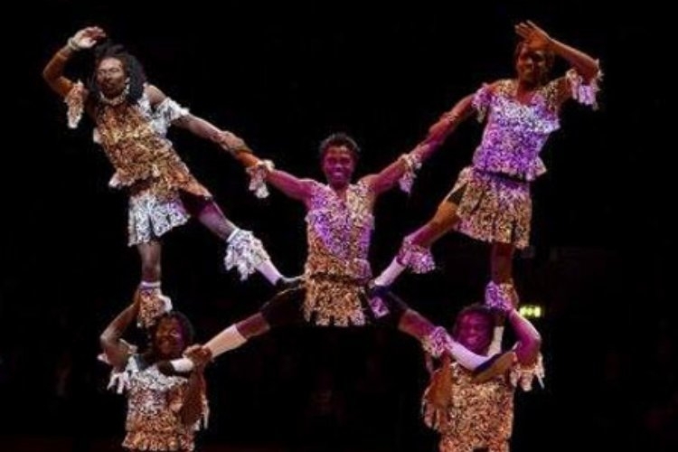 Patenli gençlerin bayrak dağıtımıyla coşacak Metropol İstanbul'da Afro Africa Circus
