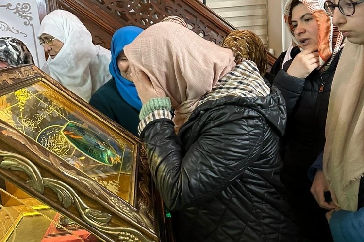 Pazaryeri Belediye Başkanı, Kadir Gecesi'nde Sakal-ı Şerif'i ziyaret etti
