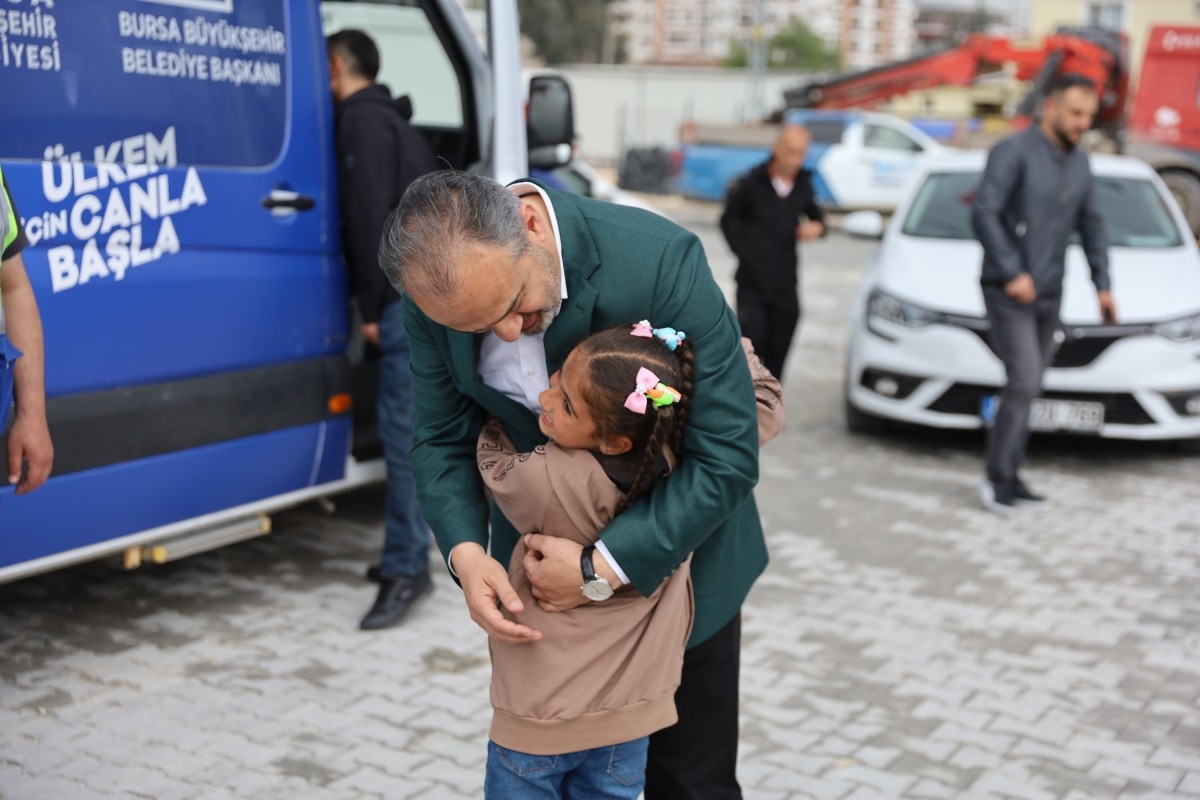 Büyükşehir Belediyesi,Hatay’da bayramlık ve oyuncak dağıtarak çocukların yüzünü güldürdü.
