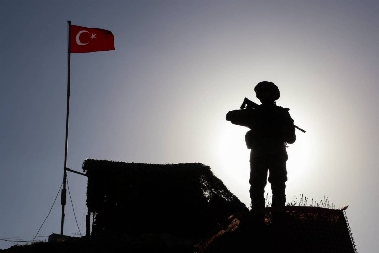 Hudut Kartalları, sınır güvenliği için kahramanca görevlerine devam ediyor; FETÖ ve PKK/KCK üyeleri yakalandı.